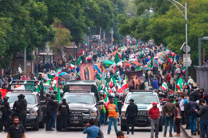 Opositores protestan contra AMLO