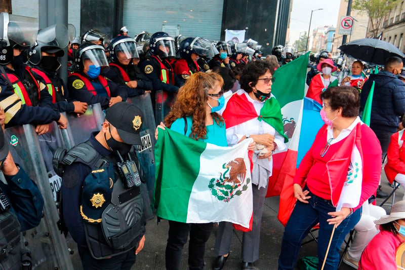 Opositores protestan contra AMLO