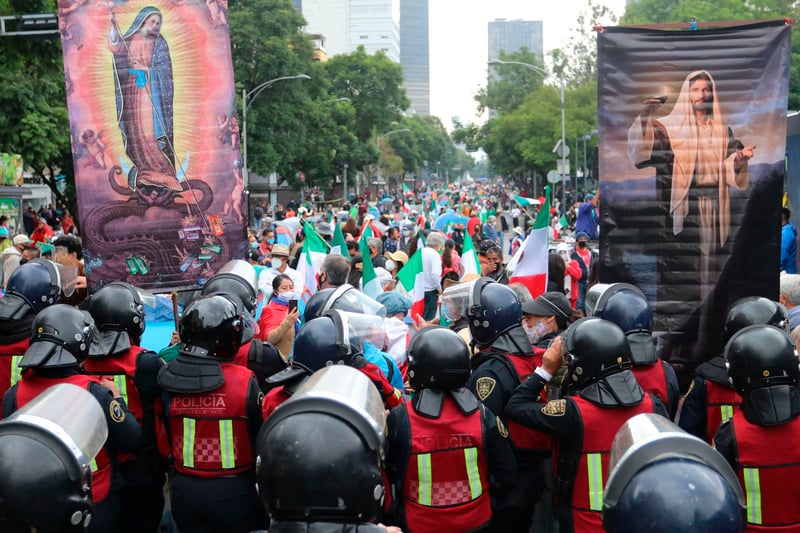 Opositores protestan contra AMLO