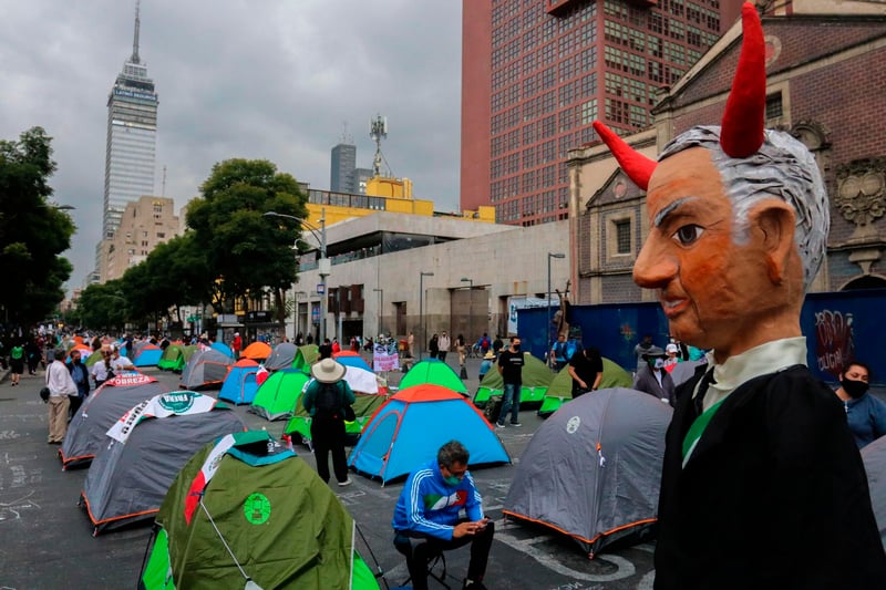 Opositores protestan contra AMLO