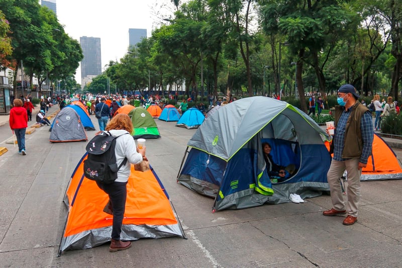 Opositores protestan contra AMLO