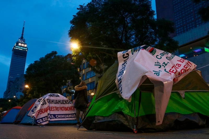 Opositores protestan contra AMLO