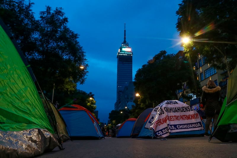 Opositores protestan contra AMLO