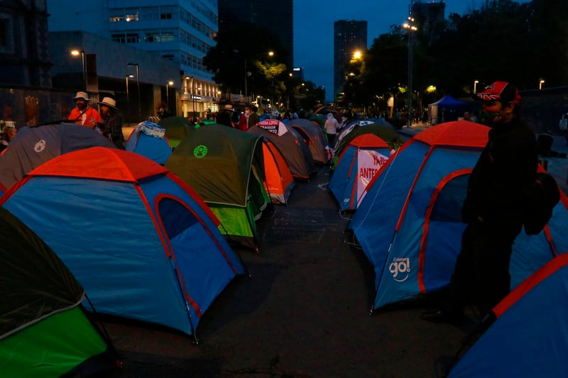 Opositores protestan contra AMLO