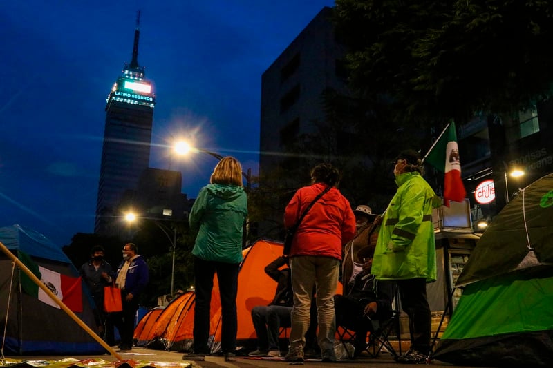 Opositores protestan contra AMLO