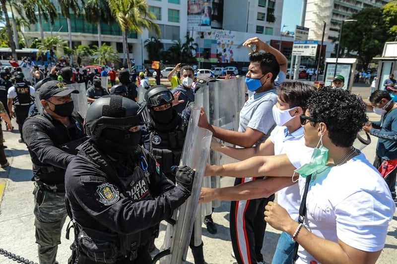 Policía reprime protesta de trabajadores de gimnasios en Acapulco