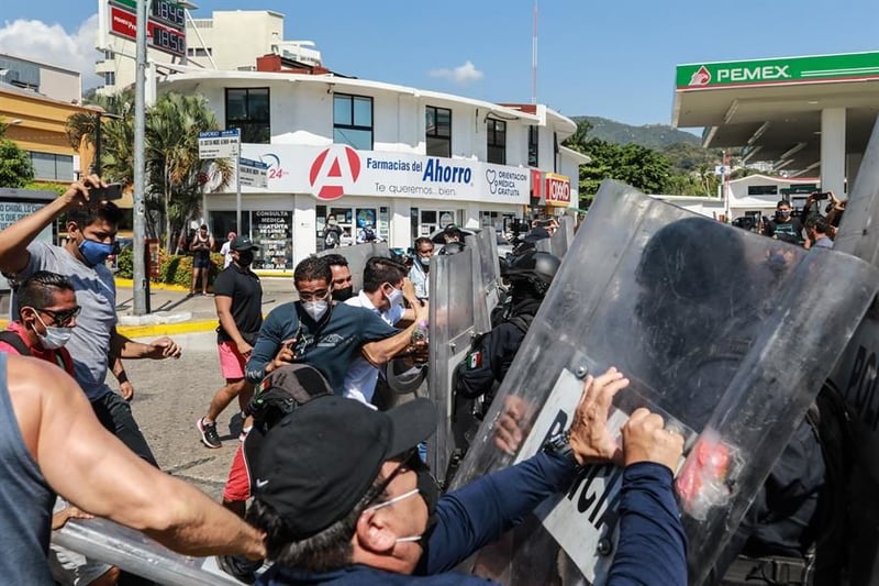 Policía reprime protesta de trabajadores de gimnasios en Acapulco