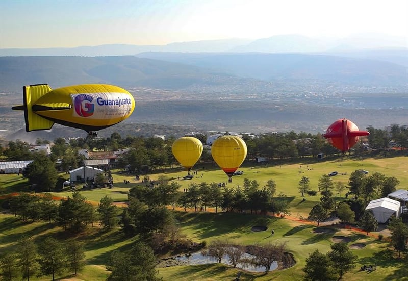 Globos aerostáticos colorean el cielo de León