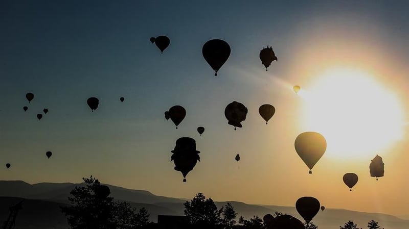 Globos aerostáticos colorean el cielo de León