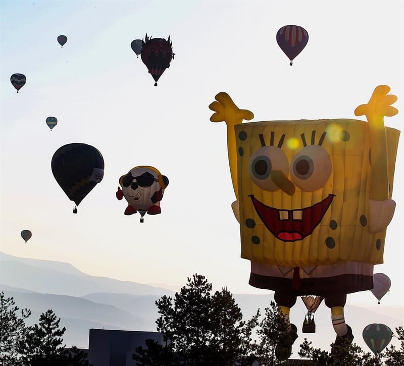 Globos aerostáticos colorean el cielo de León