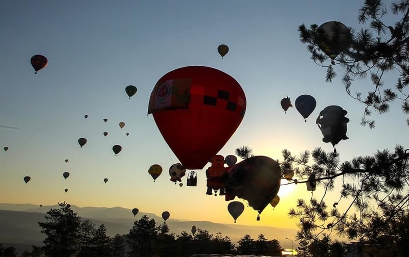 Globos aerostáticos colorean el cielo de León