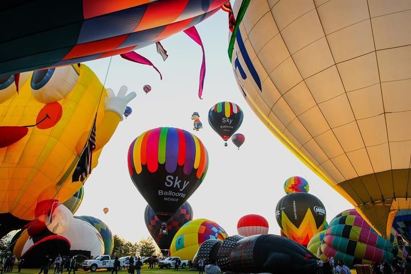 Globos aerostáticos colorean el cielo de León