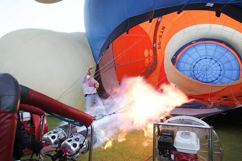 Globos aerostáticos colorean el cielo de León