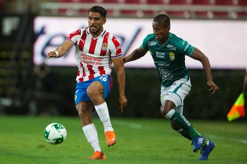 Acciones del duelo entre Chivas y el León