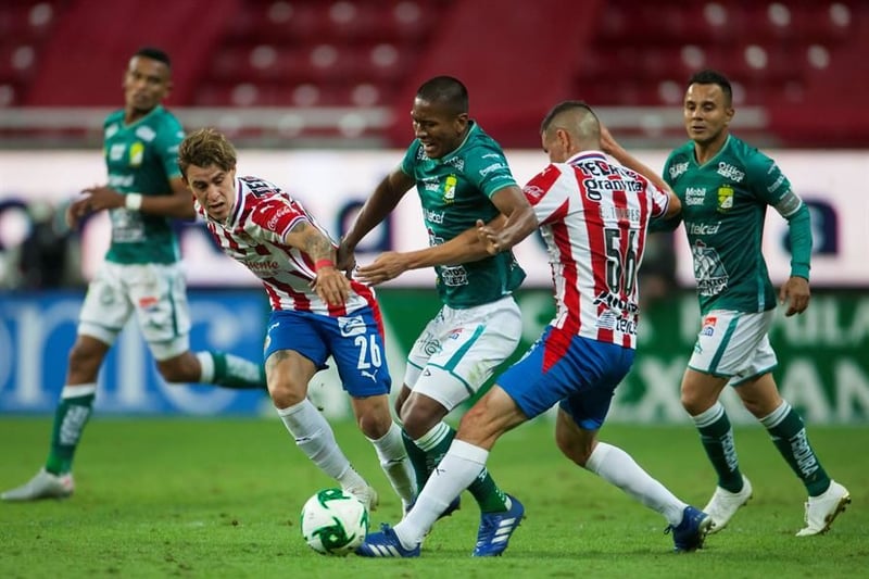 Acciones del duelo entre Chivas y el León