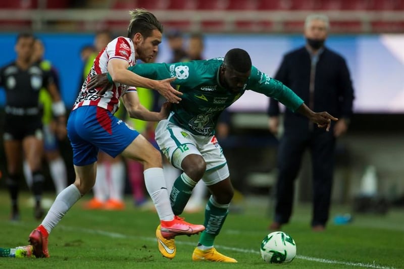 Acciones del duelo entre Chivas y el León