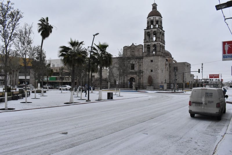 Nieve y caos se viven en Monclova