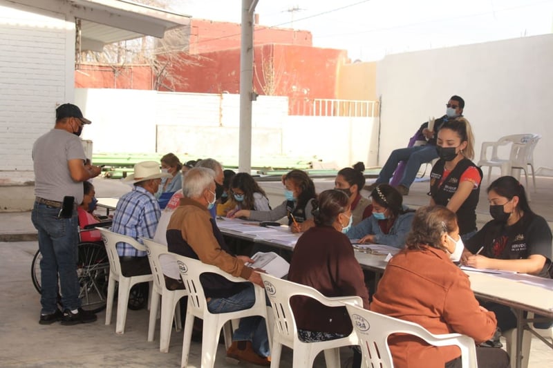 Vacunación contra el COVID-19 en adultos mayores de Frontera 