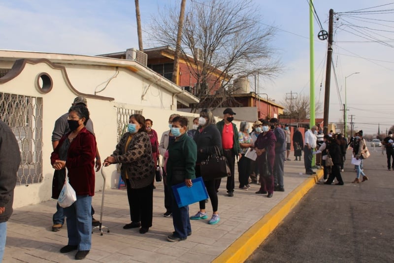 Vacunación contra el COVID-19 en adultos mayores de Frontera 