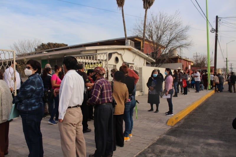 Vacunación contra el COVID-19 en adultos mayores de Frontera 