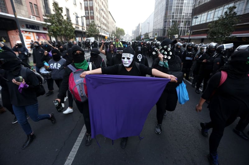 Encapuchadas realizan pintas y destrozos contra Salgado Macedonio