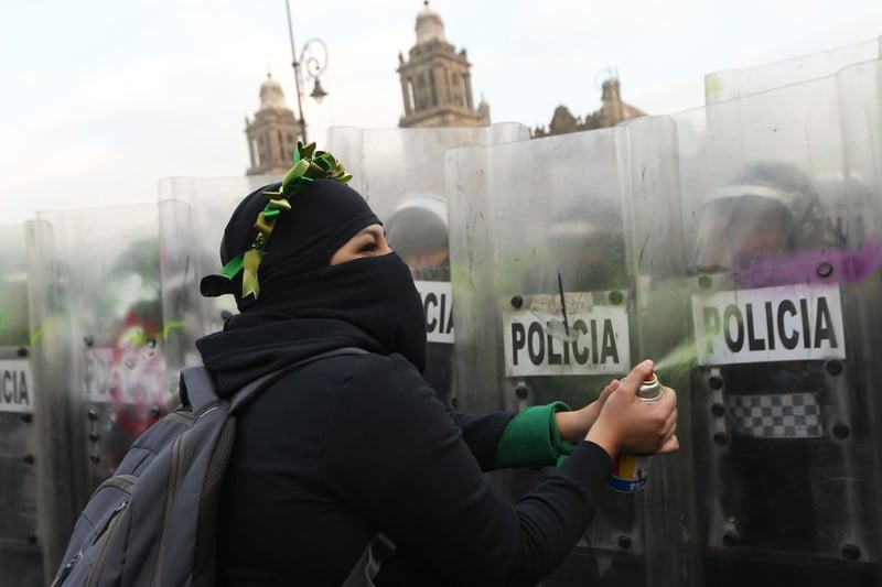 Encapuchadas realizan pintas y destrozos contra Salgado Macedonio