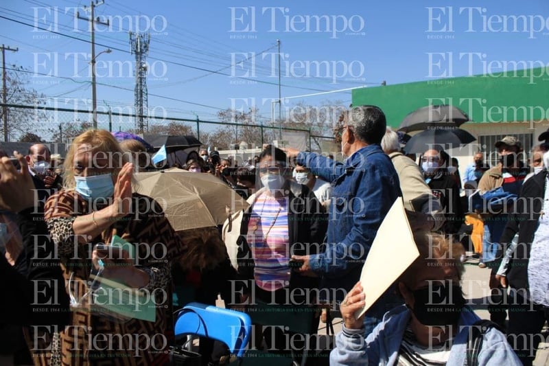 Entre desorganización y molestia, vacunan a los adultos mayores de Monclova