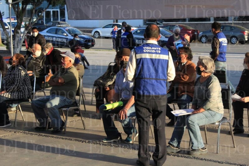 Entre desorganización y molestia, vacunan a los adultos mayores de Monclova