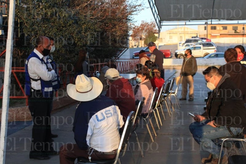 Entre desorganización y molestia, vacunan a los adultos mayores de Monclova