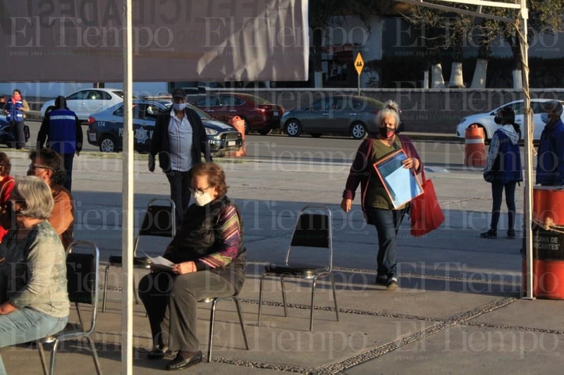 Entre desorganización y molestia, vacunan a los adultos mayores de Monclova