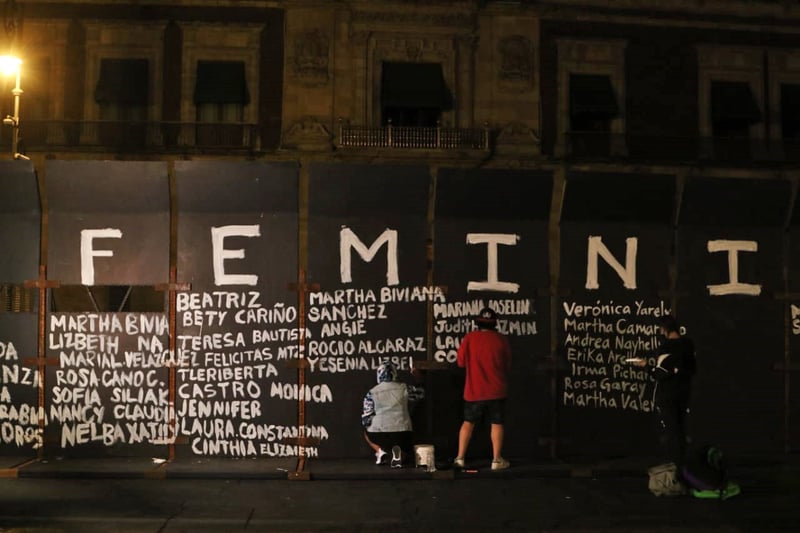 Vallas del Palacio Nacional en memorial de víctimas de feminicidio