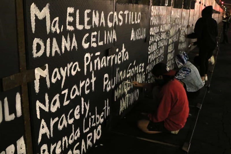 Vallas del Palacio Nacional en memorial de víctimas de feminicidio