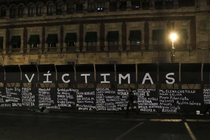 Vallas del Palacio Nacional en memorial de víctimas de feminicidio