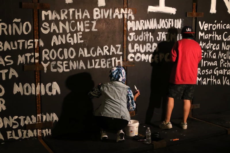 Vallas del Palacio Nacional en memorial de víctimas de feminicidio