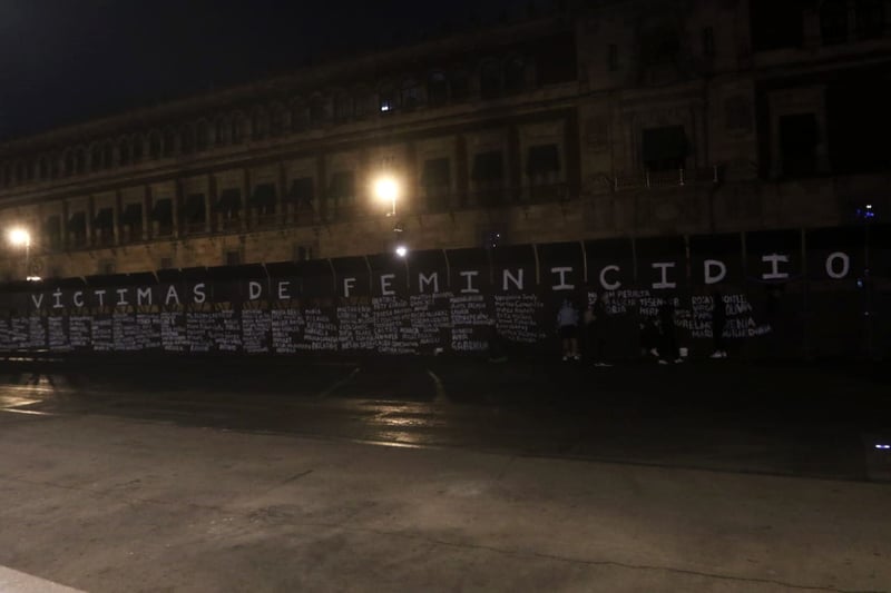 Vallas del Palacio Nacional en memorial de víctimas de feminicidio