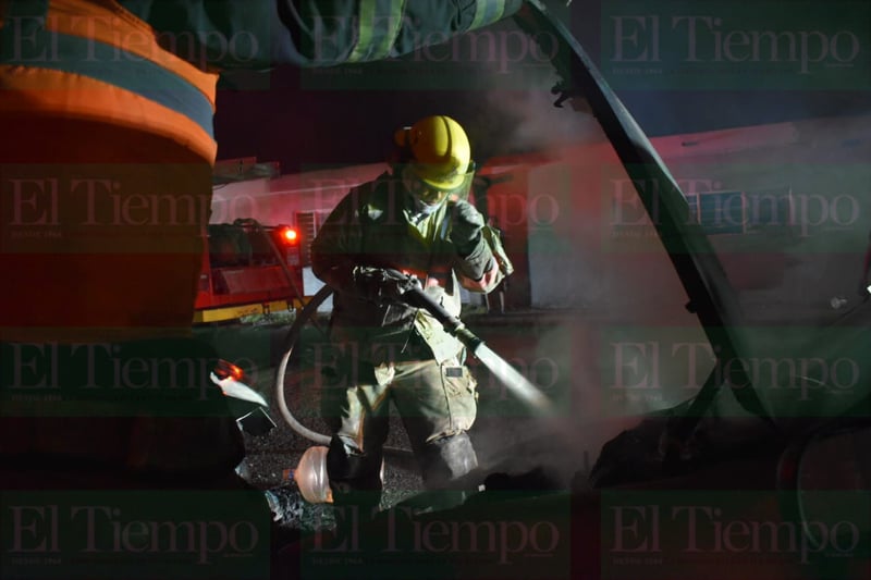 Incendian dos vehículos