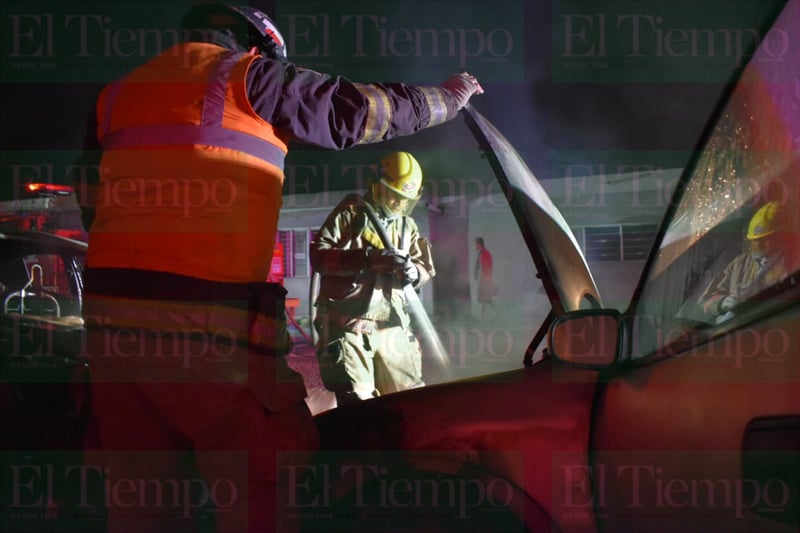 Incendian dos vehículos