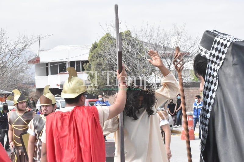 Se vive Viacrucis virtual en la loma de La Bartola en Monclova