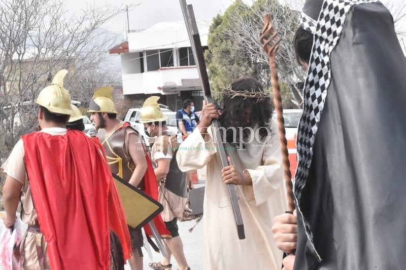 Se vive Viacrucis virtual en la loma de La Bartola en Monclova