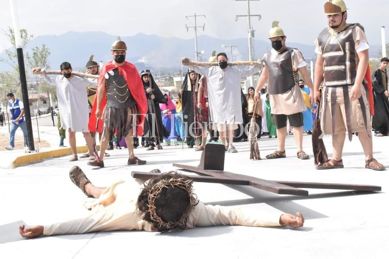 Se vive Viacrucis virtual en la loma de La Bartola en Monclova