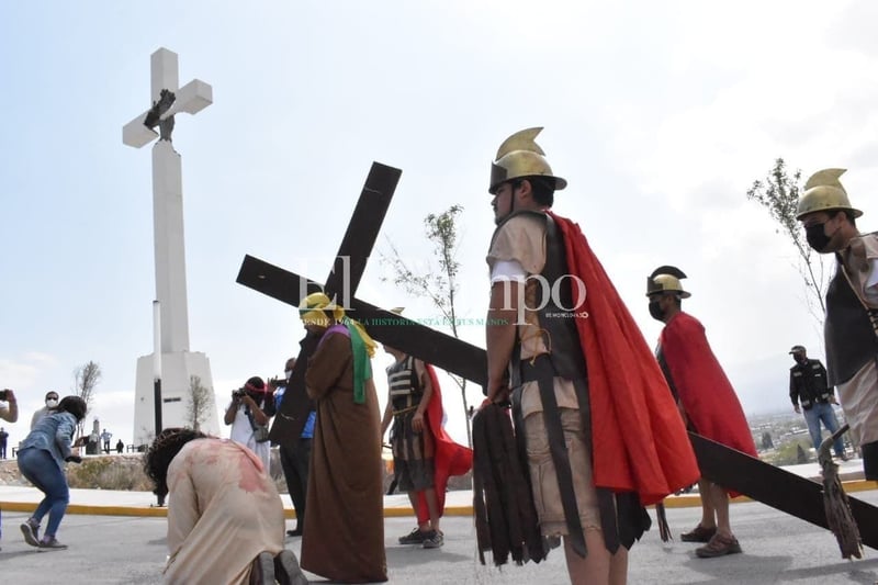 Se vive Viacrucis virtual en la loma de La Bartola en Monclova