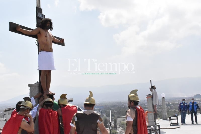 Se vive Viacrucis virtual en la loma de La Bartola en Monclova