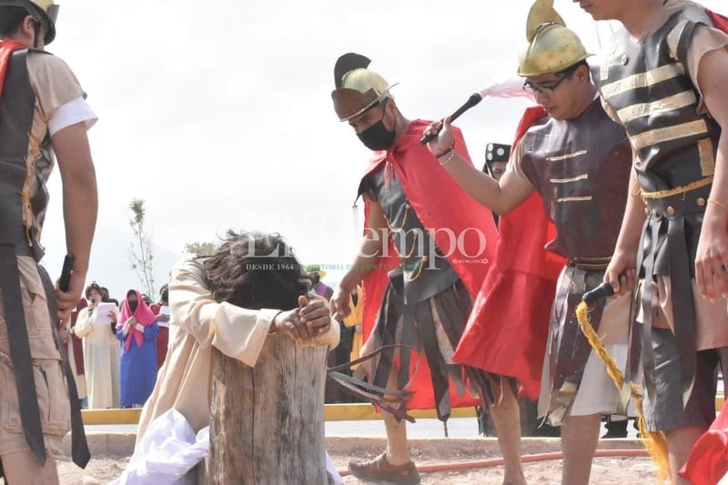 Se vive Viacrucis virtual en la loma de La Bartola en Monclova