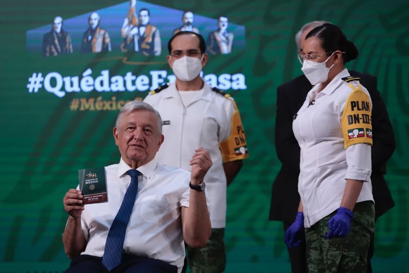 AMLO recibiendo la vacuna antiCOVID-19