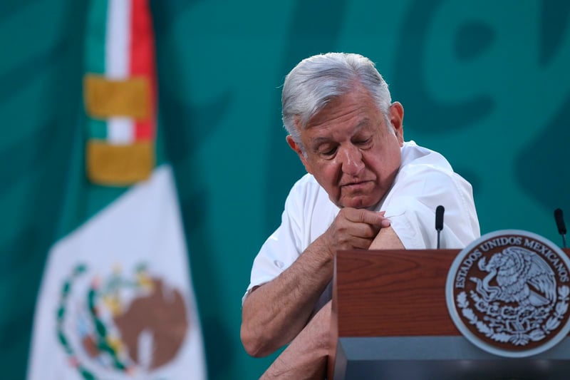 AMLO recibiendo la vacuna antiCOVID-19