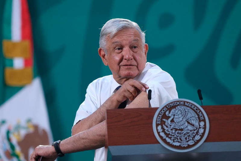 AMLO recibiendo la vacuna antiCOVID-19