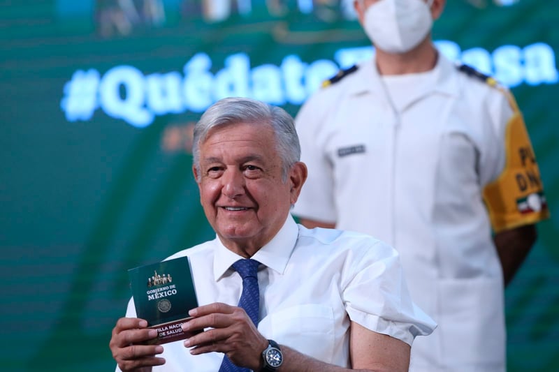 AMLO recibiendo la vacuna antiCOVID-19