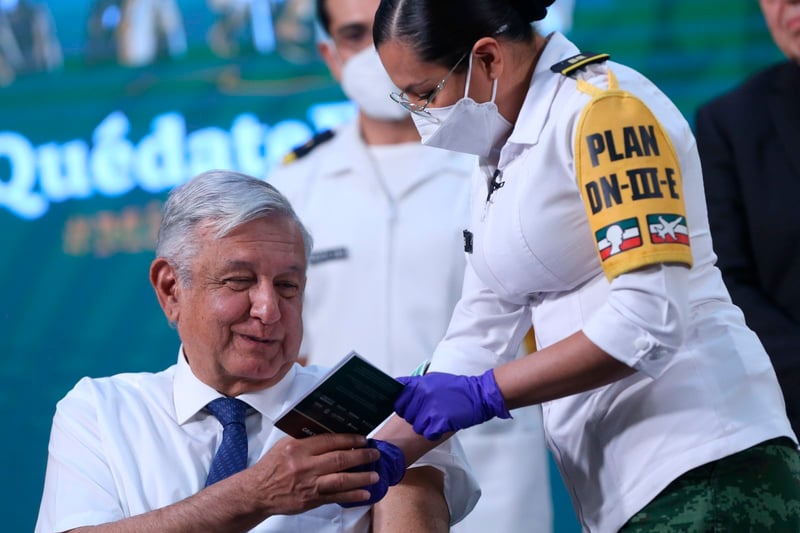 AMLO recibiendo la vacuna antiCOVID-19