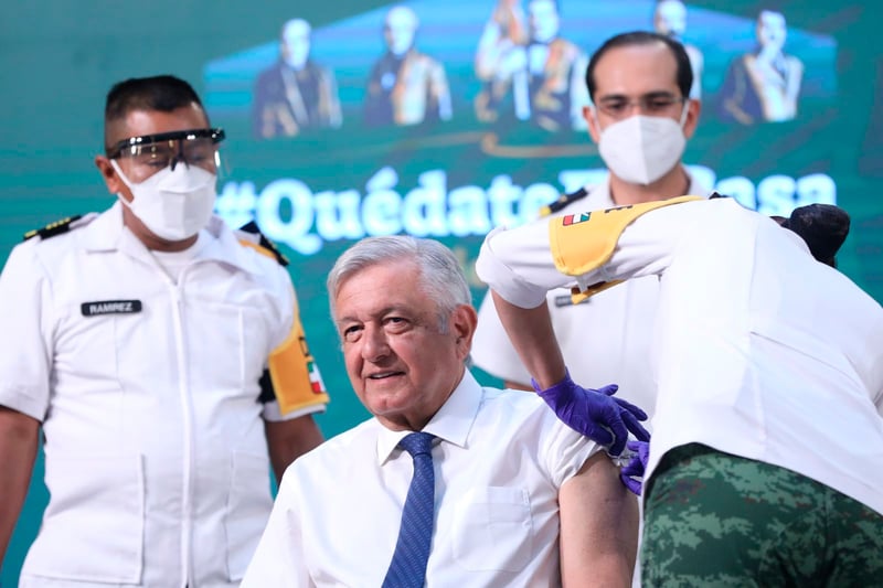 AMLO recibiendo la vacuna antiCOVID-19