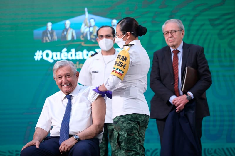 AMLO recibiendo la vacuna antiCOVID-19